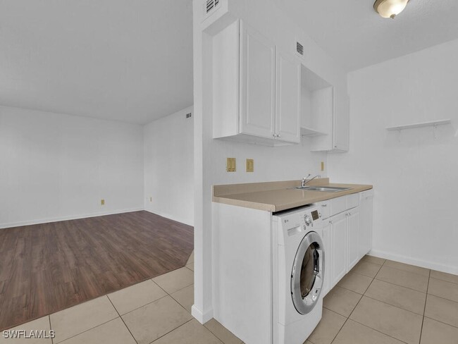 Building Photo - 4617 Bayshore Dr