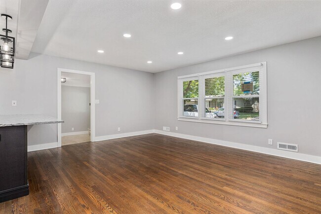 Building Photo - 7615 W 95th Terrace