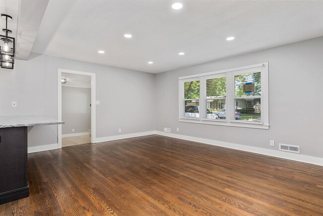Building Photo - Awesome Renovated OP House