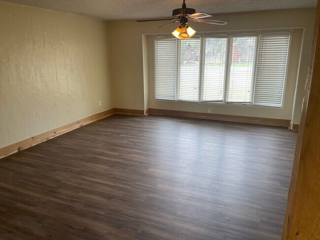 Building Photo - BACK ON THE MARKET!!!  Large Ranch Style Rambler home in Ridgewood