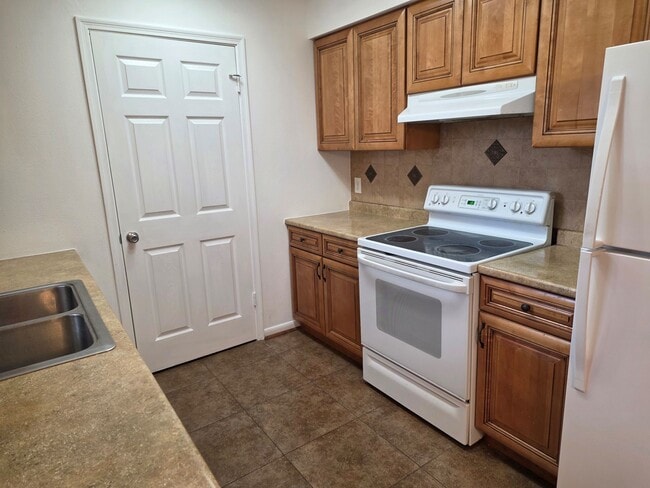 Building Photo - 2121 Redwood St