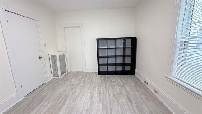 Building Photo - 76 Antwerp St