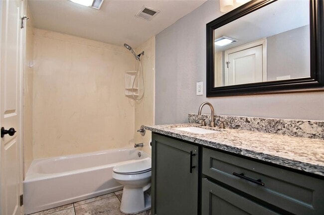 Building Photo - 2410 Valley Dr
