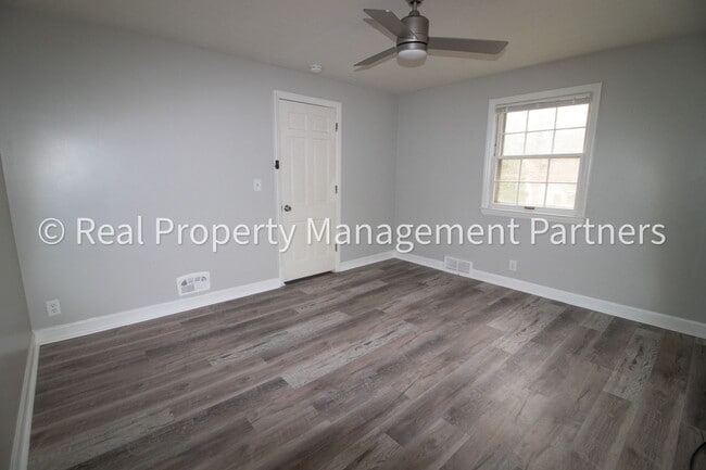 Building Photo - 1 Room for Rent in a 6-Bedroom Student Hom...