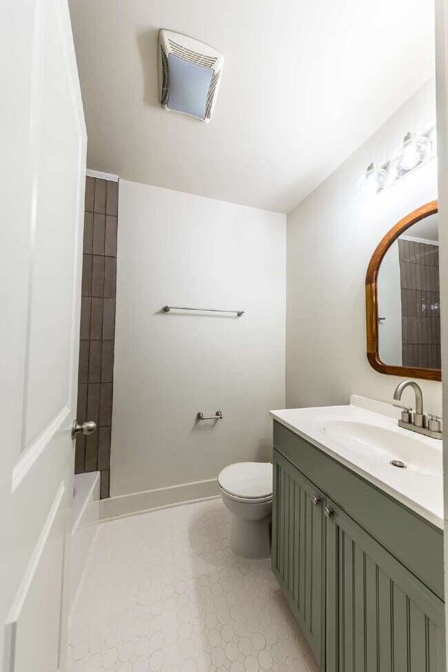 Building Photo - **APPLICATION PENDING** Renovated Condo on...