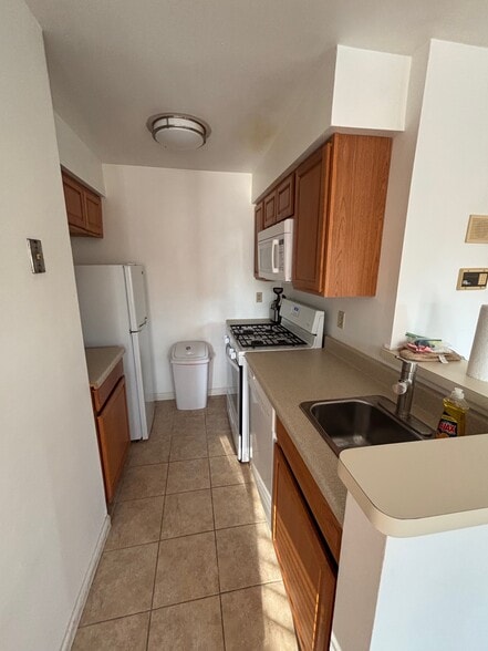 Kitchen - 83 Crosspointe Dr
