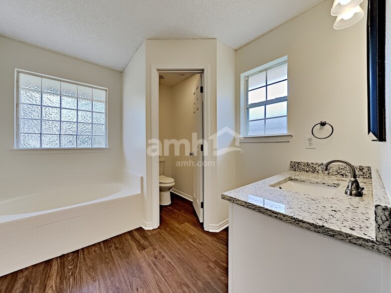 Building Photo - 5359 Vivera Ln