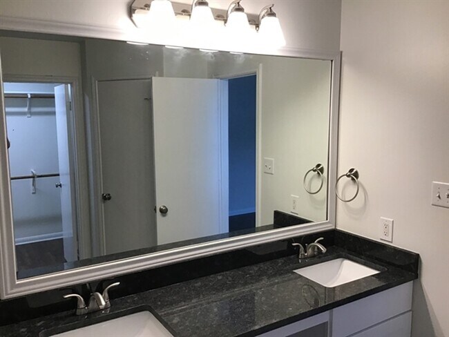 Building Photo - 2543 Fox River Ln