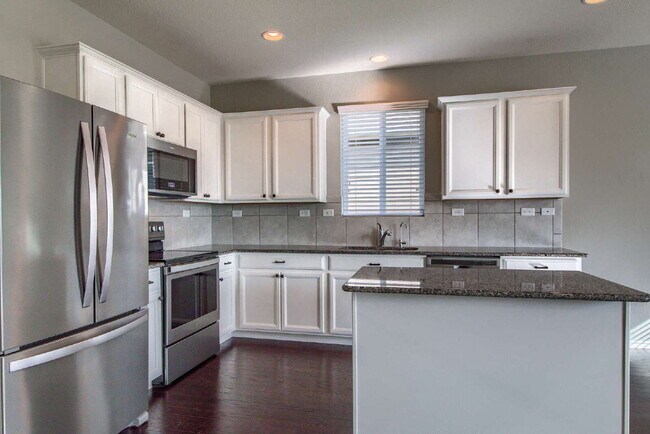 Building Photo - BEAUTIFUL HOME OFFERING 50% OFF 1ST MONTH'S RENT!!