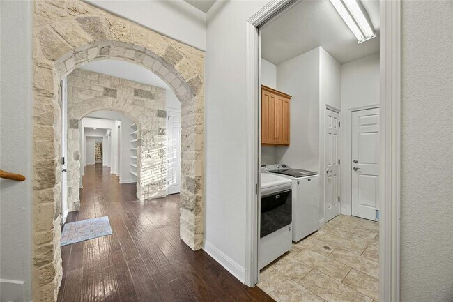 Building Photo - 18500 Lakehead Cir