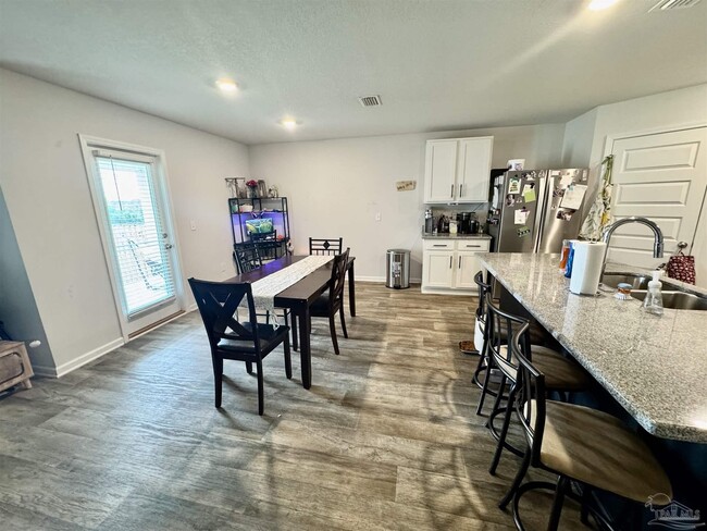 Building Photo - 5645 Guinevere Ln