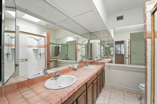 Building Photo - Inviting 3-bedroom, 2-bathroom home in the...
