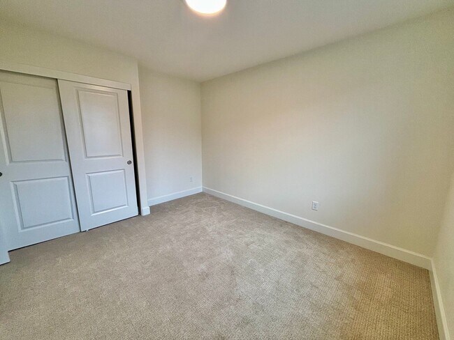 Building Photo - Gorgeous Ridgefield Home w/ full guest sui...