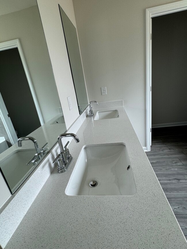 Building Photo - 15 Warwick Ct