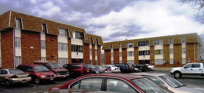 Building Photo - Four Seasons Apartments