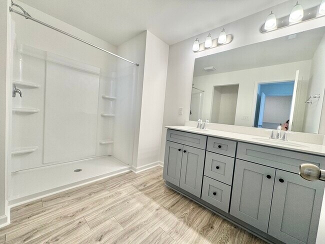 Building Photo - 3 br 2.5 ba townhome with 1 car garage Nea...
