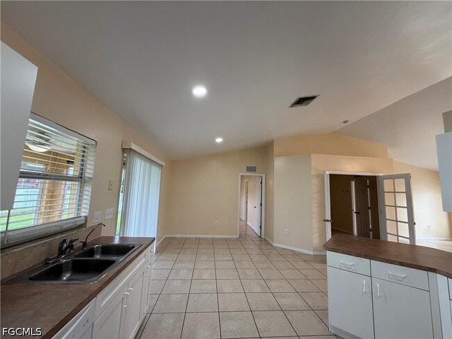 Building Photo - 696 Homestead Rd S