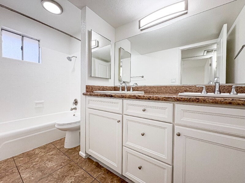 Building Photo - 5105 S La Rosa Dr