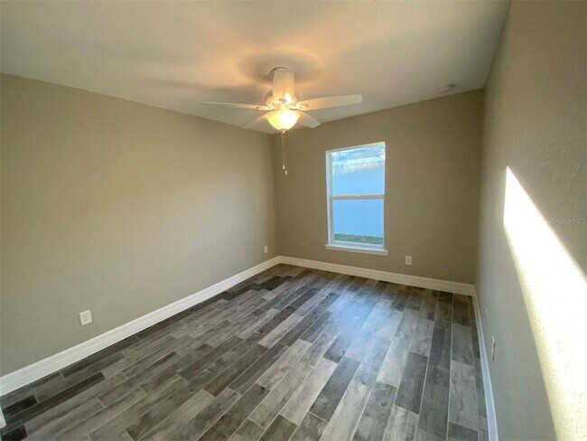 Building Photo - 129 Glades Dr