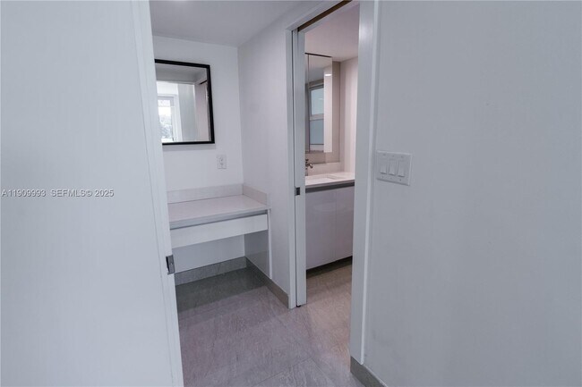 Building Photo - 4017 N Cypress Dr