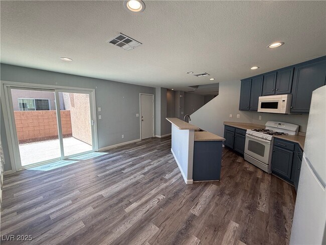 Building Photo - 684 Magrath St