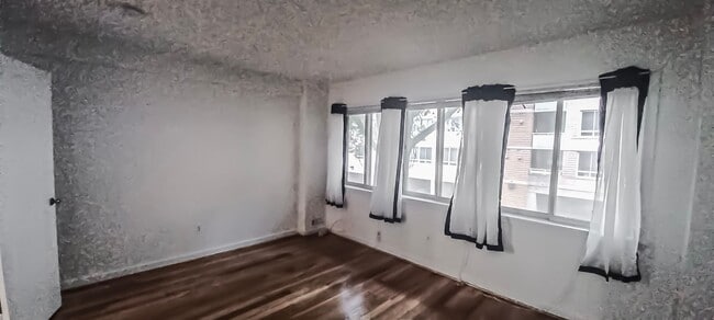Building Photo - Sunlit 2 Bed 1 Bath, 3 Level Townhome in S...