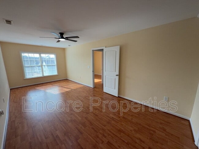 Building Photo - 912 Custom Oak Ln