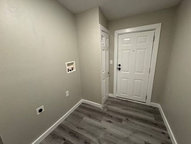 Building Photo - Completely Remodeled • 3 Bed • 2 Bath • Nearly 1,800 Sq Ft