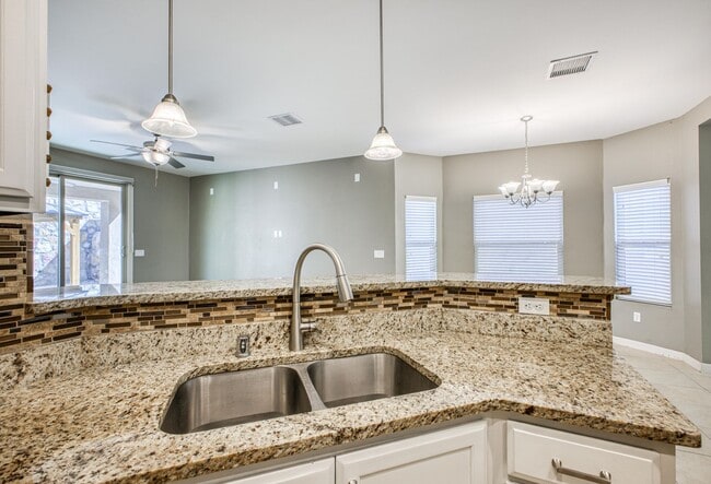 Building Photo - Eastside Beautiful 3 bed/2 baths for RENT