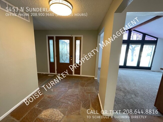 Building Photo - Beautiful 4 bed home with two living spaces!