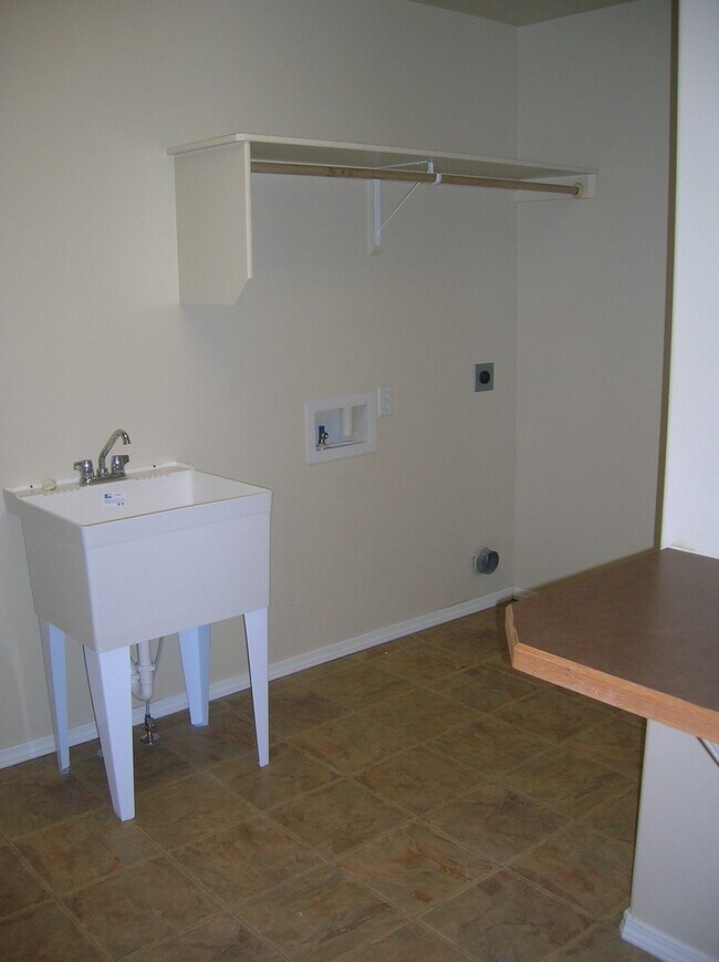 Building Photo - Nice home located in SE Boise near Les Bois Jr. High