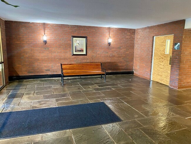 Building Photo - 573 Broad St