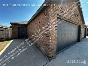 Building Photo - Three bed, Three bath Near TTU