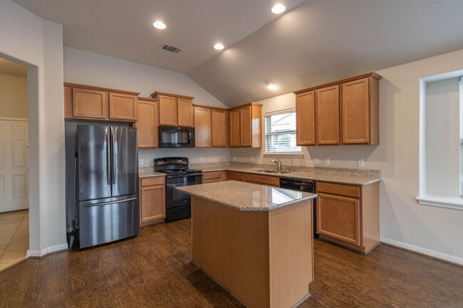 Building Photo - 310 Hyltin St