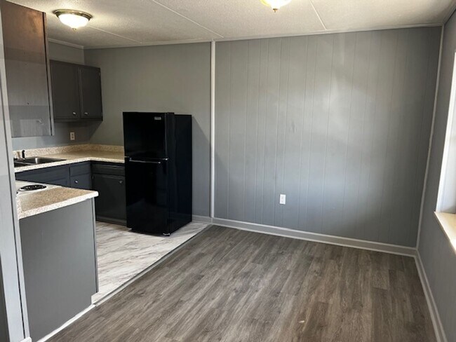Building Photo - Maryville 37803 - 1 bedroom, 1 bath Apartment - Contact Troy Adams (865)233-6949