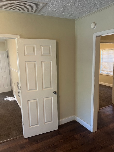 Building Photo - 215 Vandergriff St