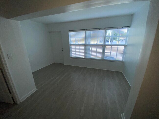Building Photo - 102 N Lakeside Dr
