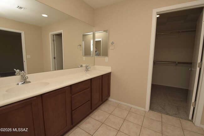 Building Photo - 10610 E Pleasant Pasture Dr