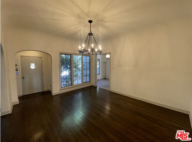 Building Photo - 147 S Poinsettia Pl