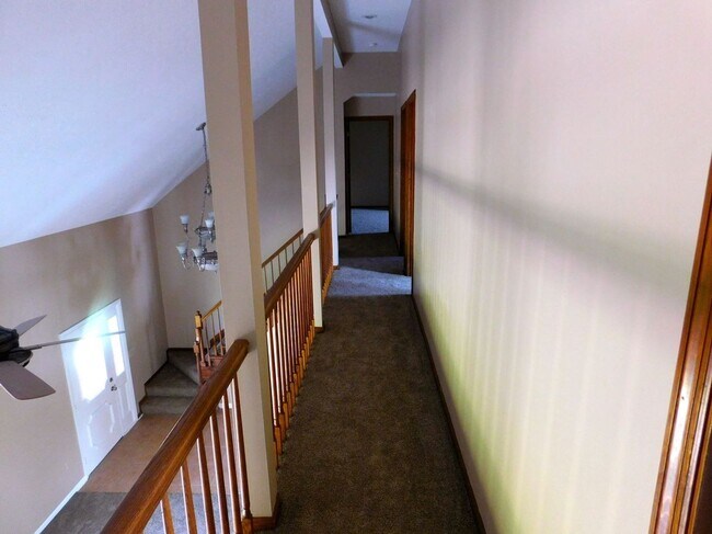 Building Photo - 5 acres and a Large 6 bedroom house. Extra garages and sheds.