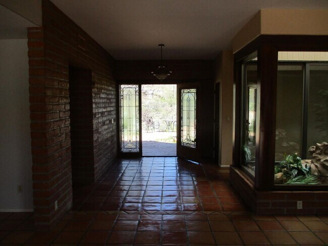 Building Photo - 4 bedroom 2.5 Bath