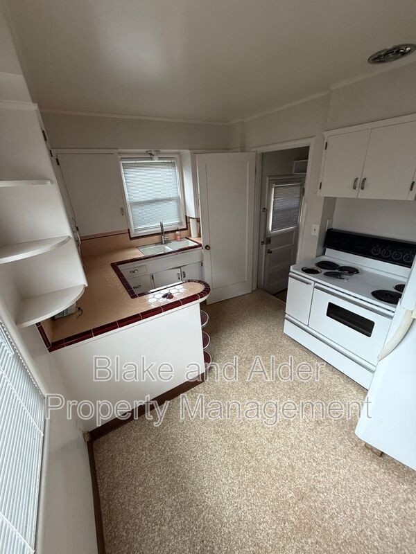 Building Photo - 7303 SE Madison St