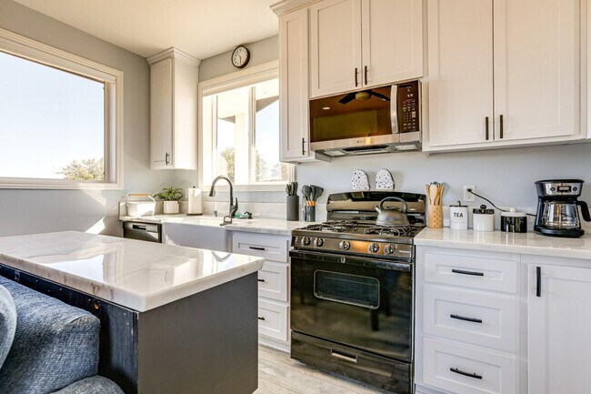 Building Photo - 6600 Thousand Oaks Dr