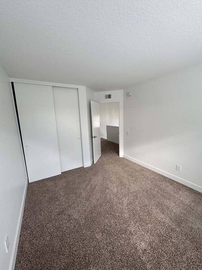 Building Photo - Condo with Amazing Lake View!