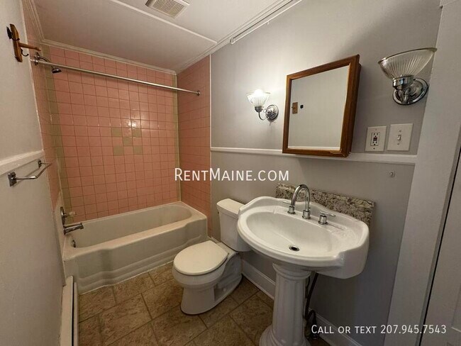 Building Photo - 131 College Ave