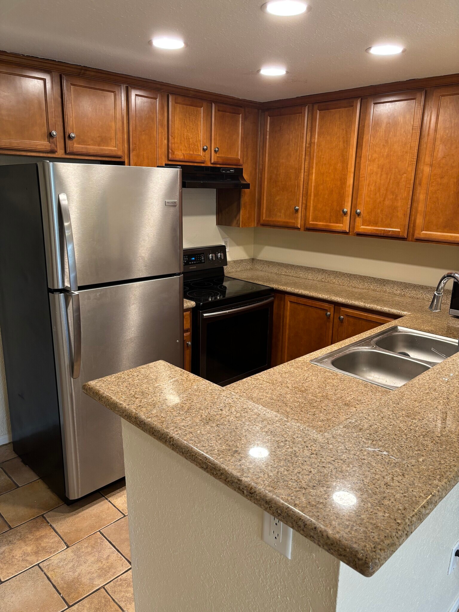 Building Photo - 432 Edgehill Ln