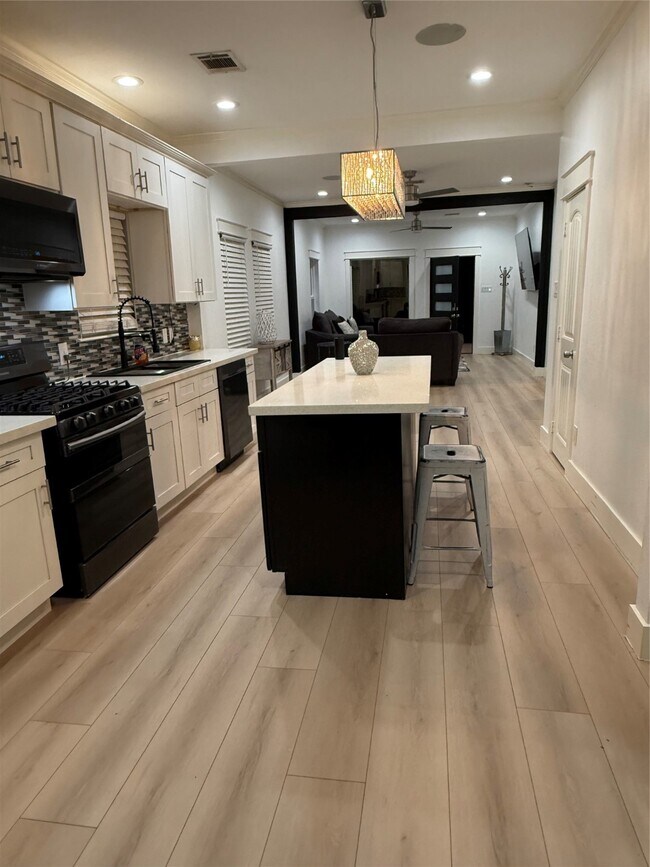 Building Photo - 410 Hunt St