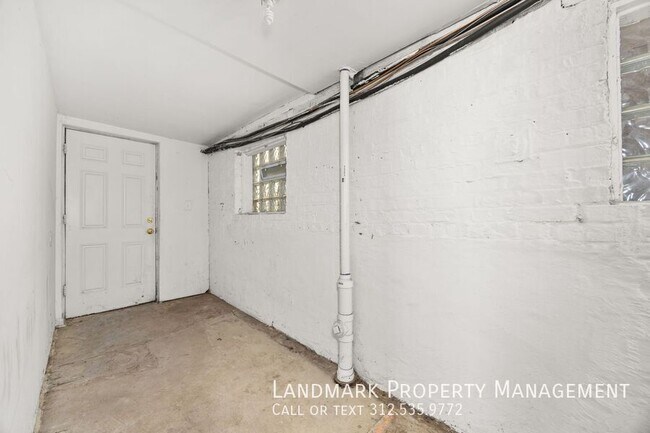 Building Photo - 4144 N Mozart-Garden unit