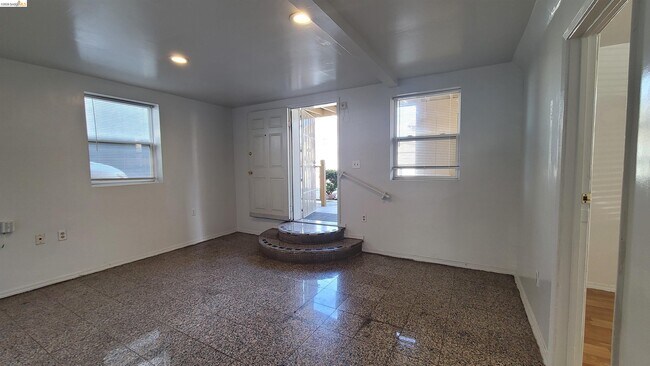 Building Photo - 540 Palace Ct