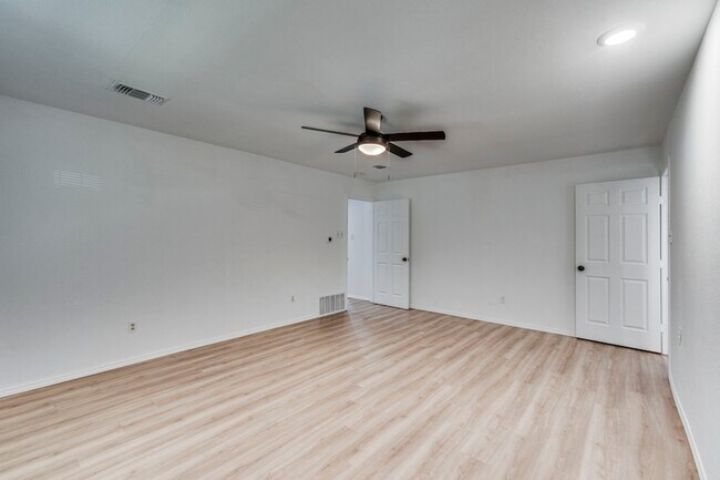 Building Photo - 3403 Sheffield Dr
